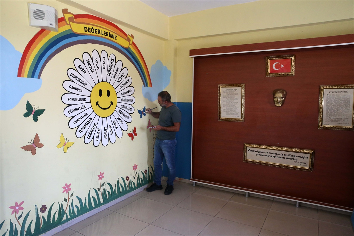 Elektrik ustası gönüllü olarak sınıf duvarlarını renklendiriyor - Resim: 3