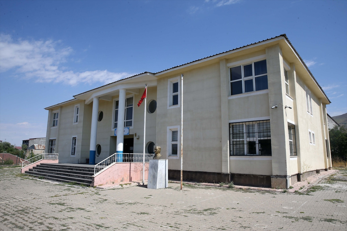 Elektrik ustası gönüllü olarak sınıf duvarlarını renklendiriyor - Resim: 5