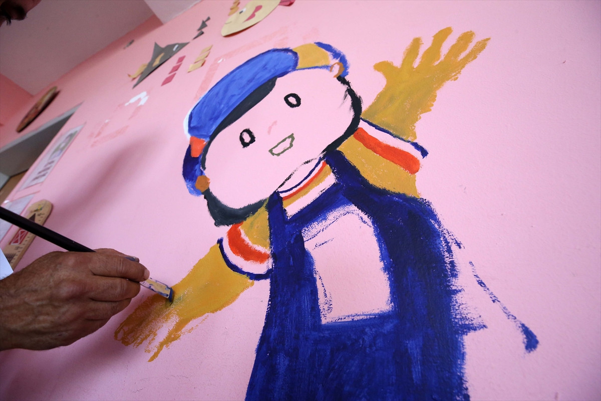 Elektrik ustası gönüllü olarak sınıf duvarlarını renklendiriyor - Resim: 13