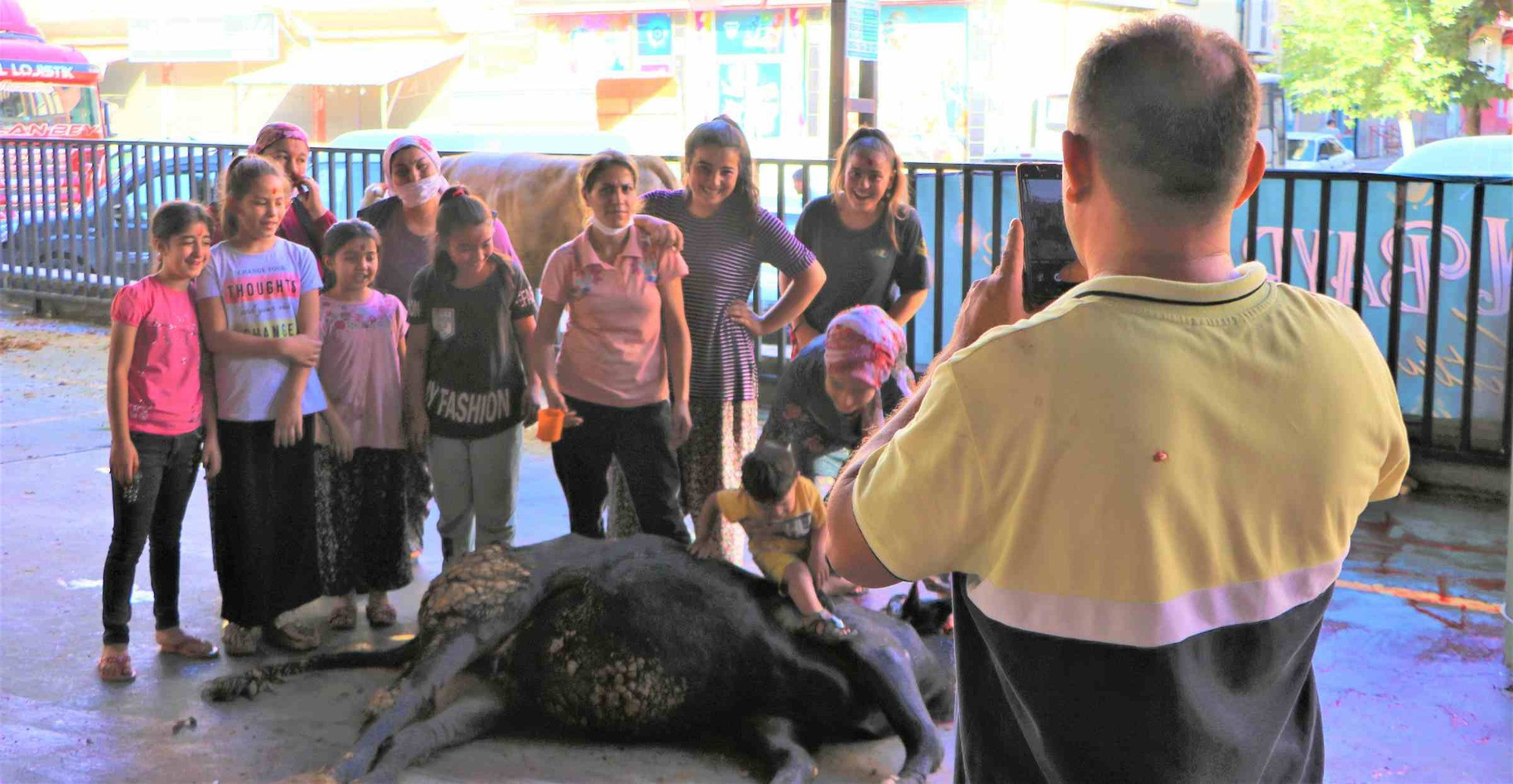 Çocuklara kurban kesimini izlettiler - Resim: 4