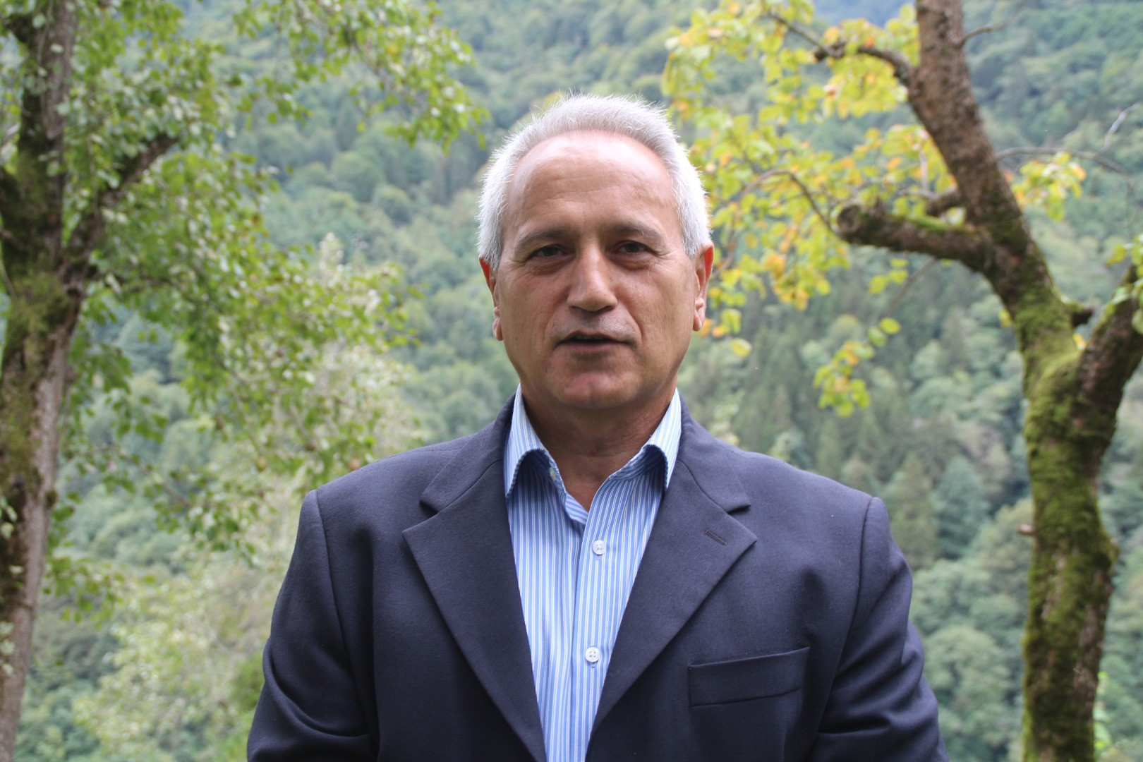 Atandığı ülkeye gidemeyen büyükelçi kendini bağ bahçe işlerine verdi - Resim: 11