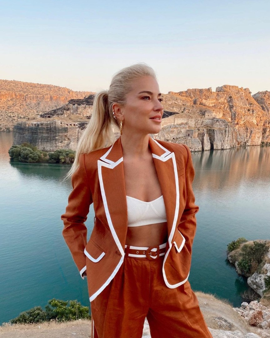 Burcu Esmersoy'un pozu olay oldu - Resim: 11