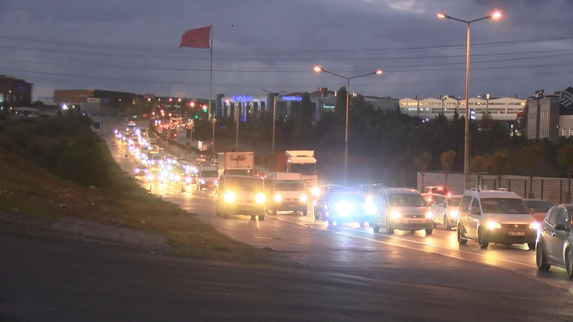 Araçlarıyla kaldırıma çıkıp yayalardan yol istediler - Resim: 13
