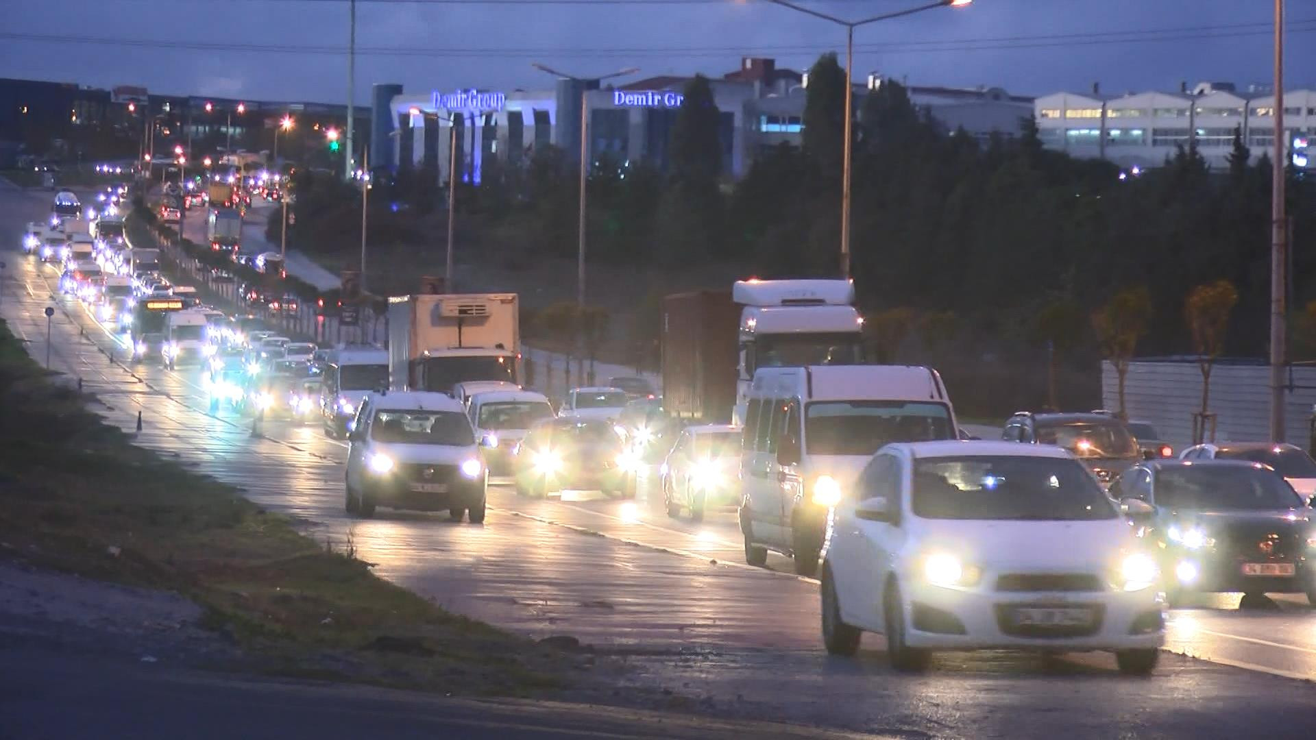 Araçlarıyla kaldırıma çıkıp yayalardan yol istediler - Resim: 15