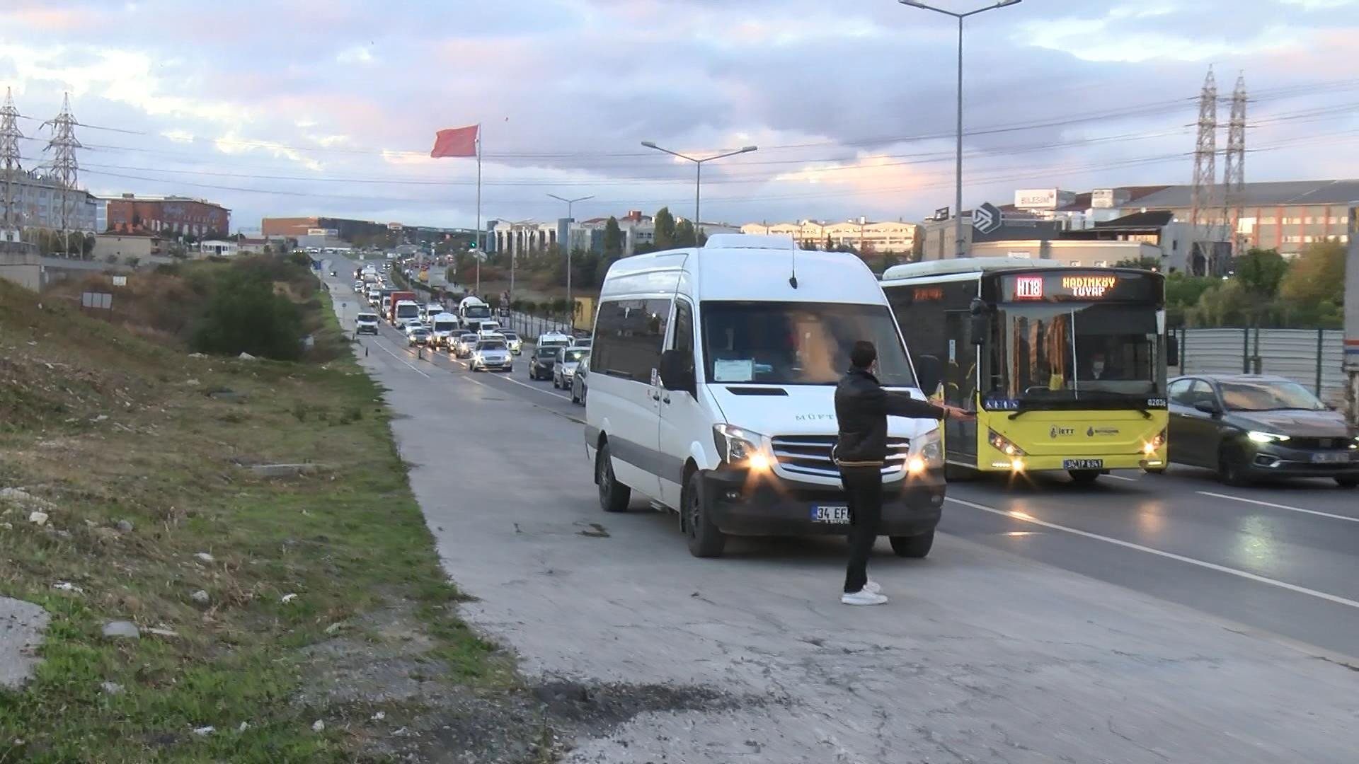 Araçlarıyla kaldırıma çıkıp yayalardan yol istediler - Resim: 3