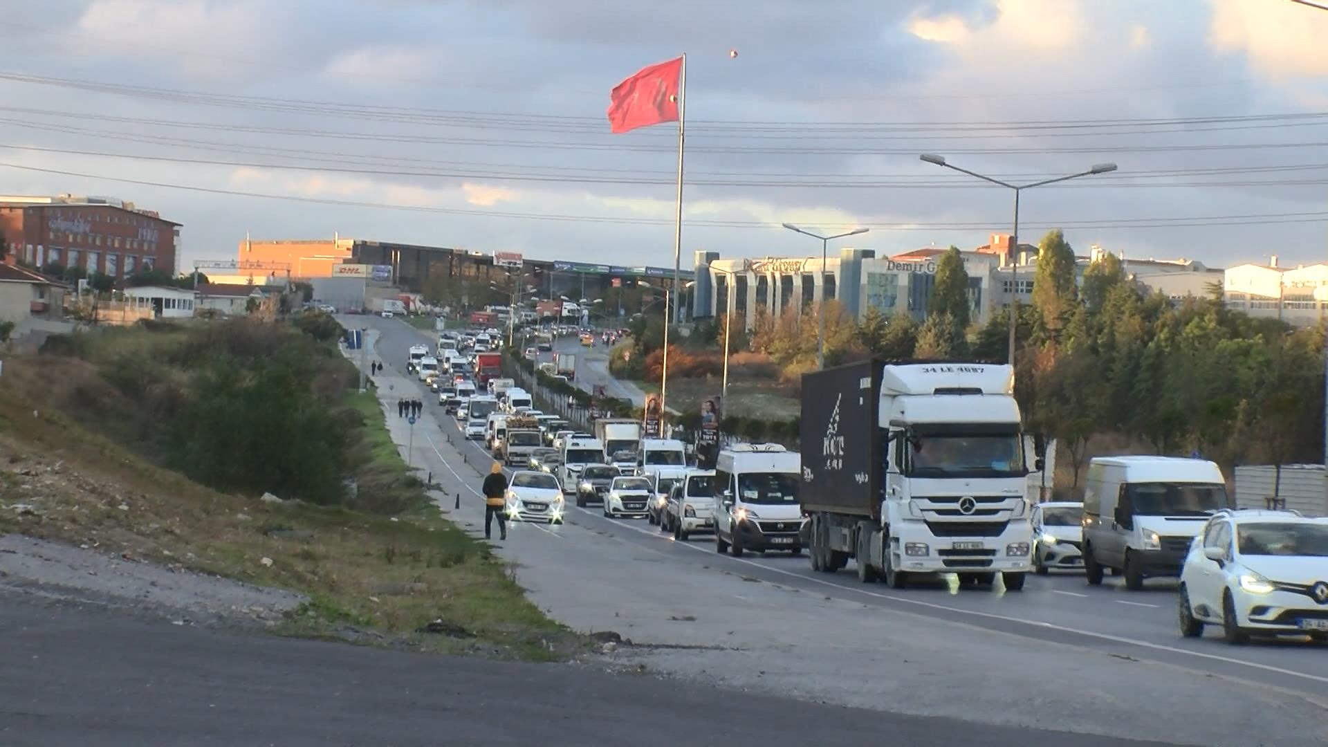 Araçlarıyla kaldırıma çıkıp yayalardan yol istediler - Resim: 11