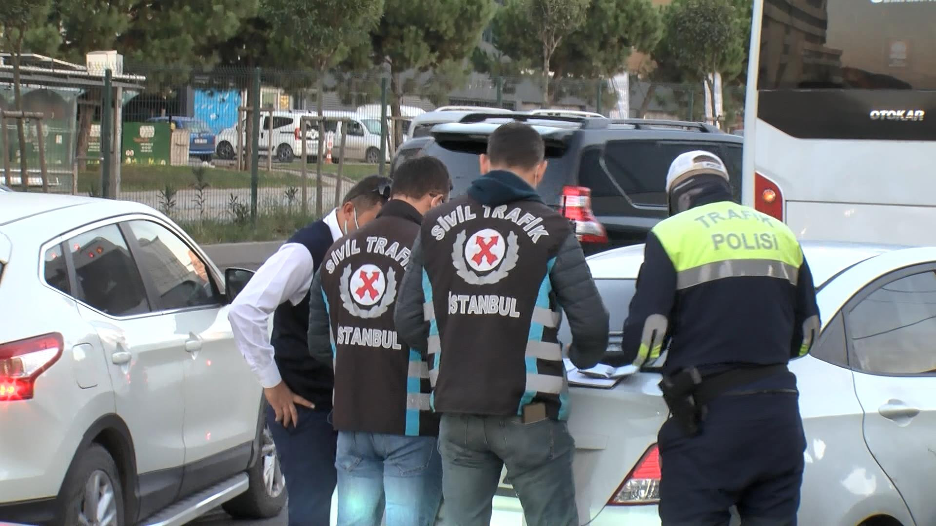 Araçlarıyla kaldırıma çıkıp yayalardan yol istediler - Resim: 8