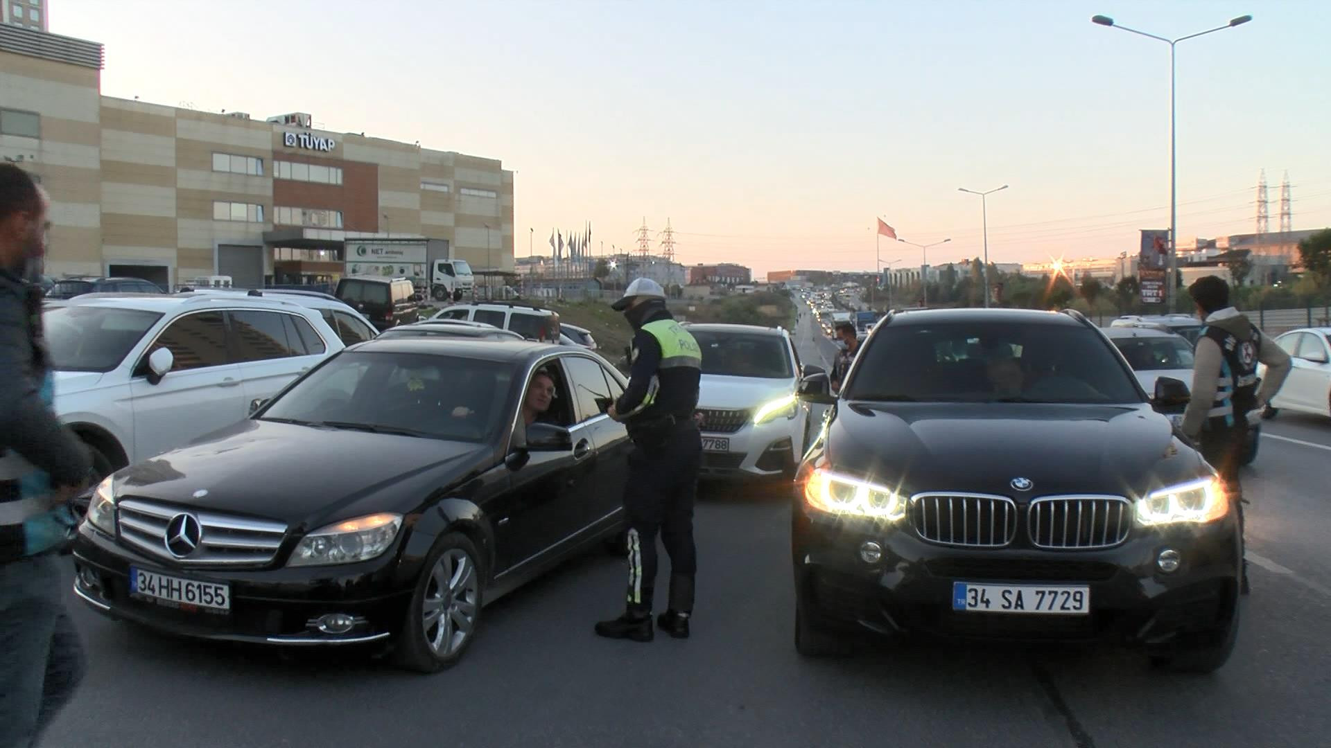 Araçlarıyla kaldırıma çıkıp yayalardan yol istediler - Resim: 7