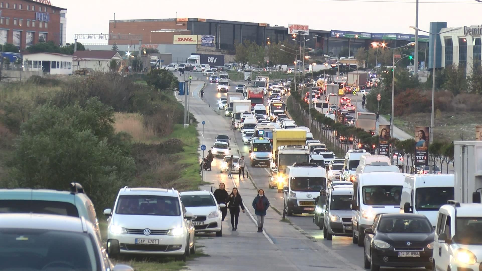 Araçlarıyla kaldırıma çıkıp yayalardan yol istediler - Resim: 9