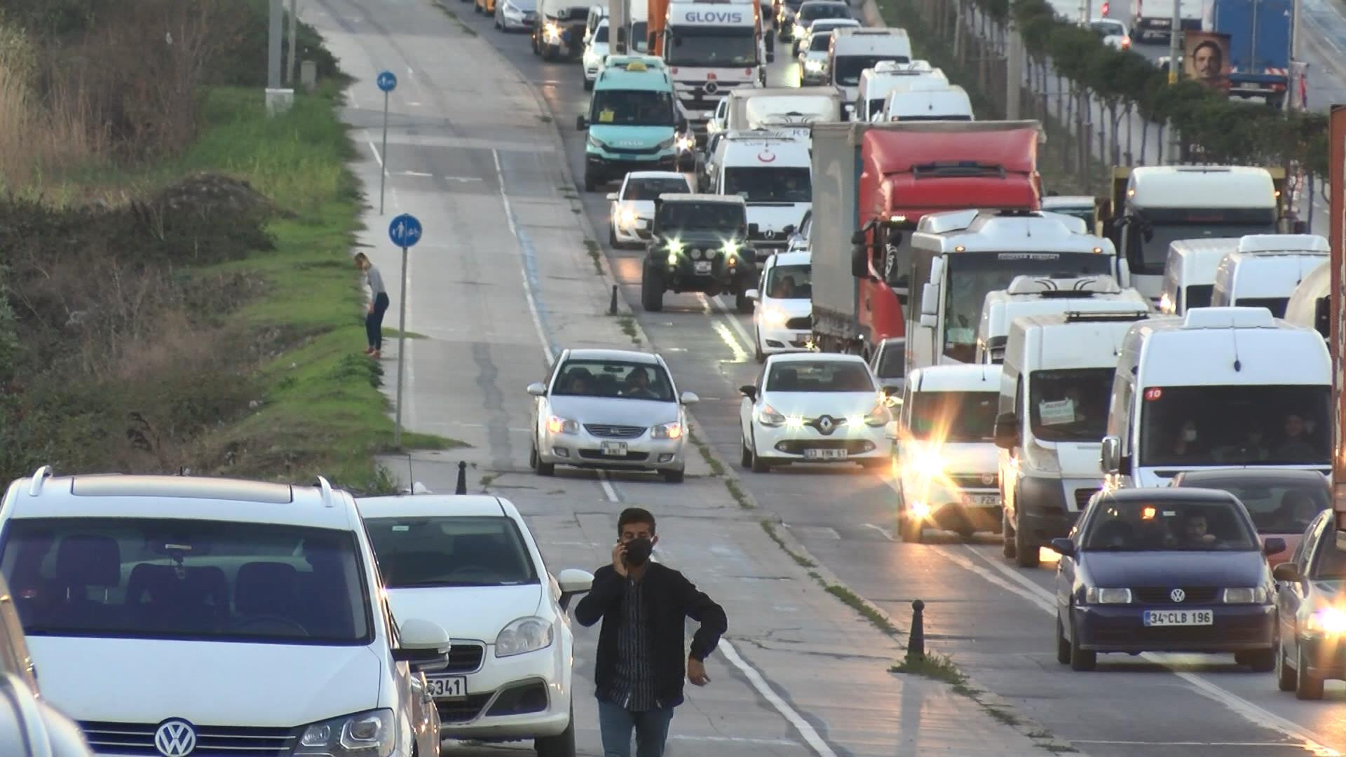 Araçlarıyla kaldırıma çıkıp yayalardan yol istediler - Resim: 4