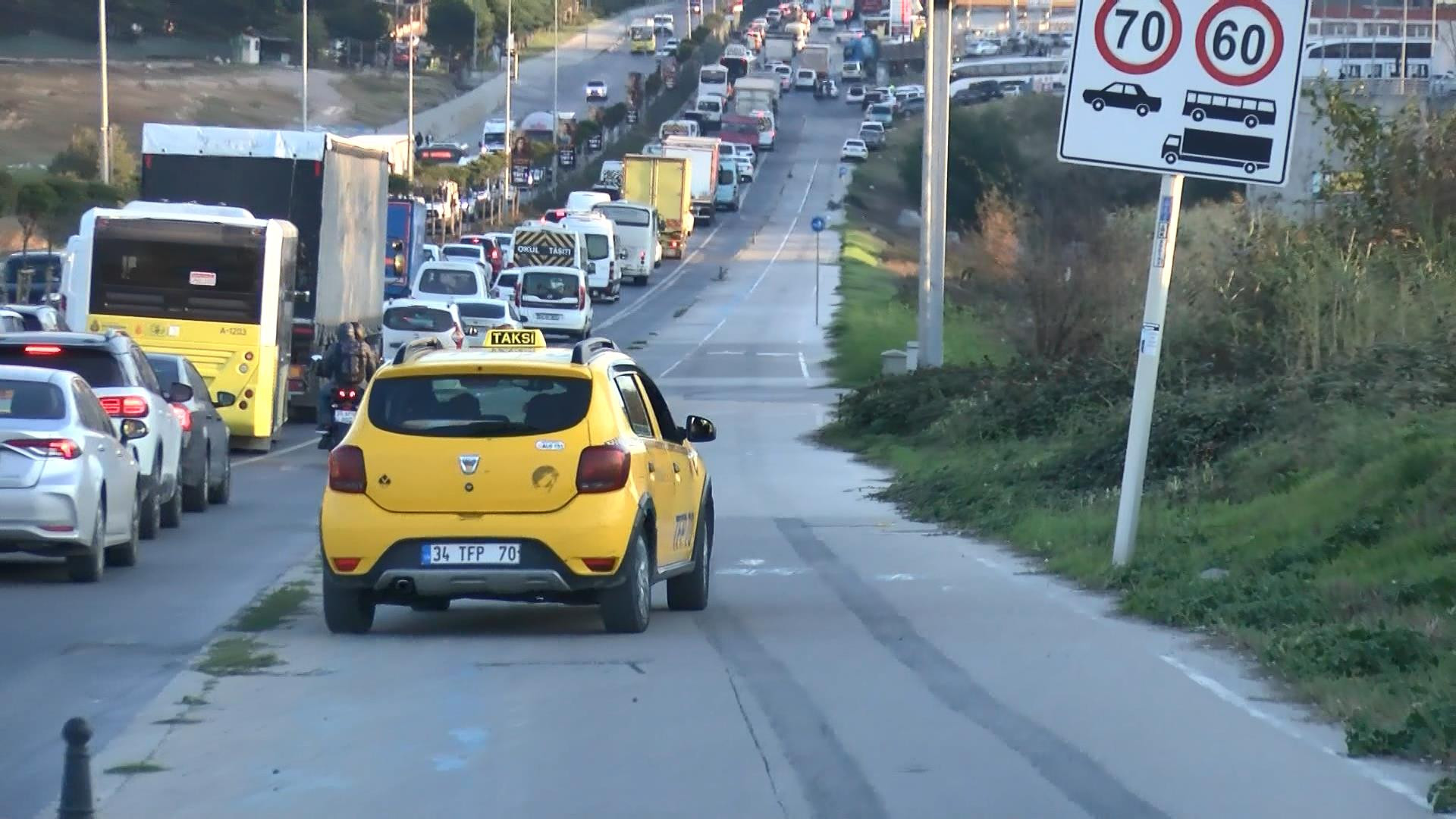 Araçlarıyla kaldırıma çıkıp yayalardan yol istediler - Resim: 1