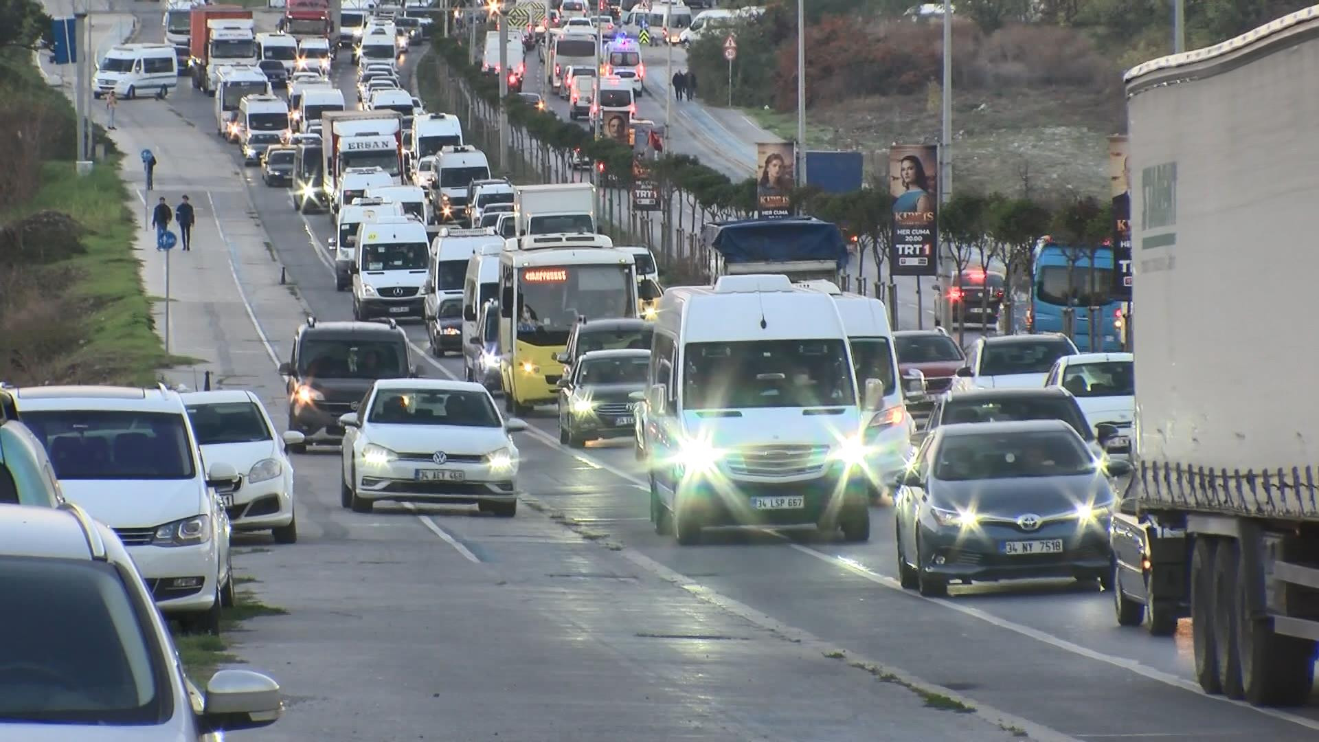 Araçlarıyla kaldırıma çıkıp yayalardan yol istediler - Resim: 2