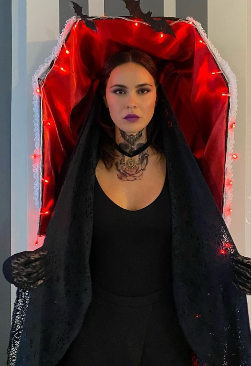 Volkan Demirel'in eşi Zeynep Demirel Cadılar Bayramı’nı kutladığı için eleştirenlere öyle bir yanıt verdi ki! Vatandaşlara acı gerçeği hatırlattı - Resim: 1