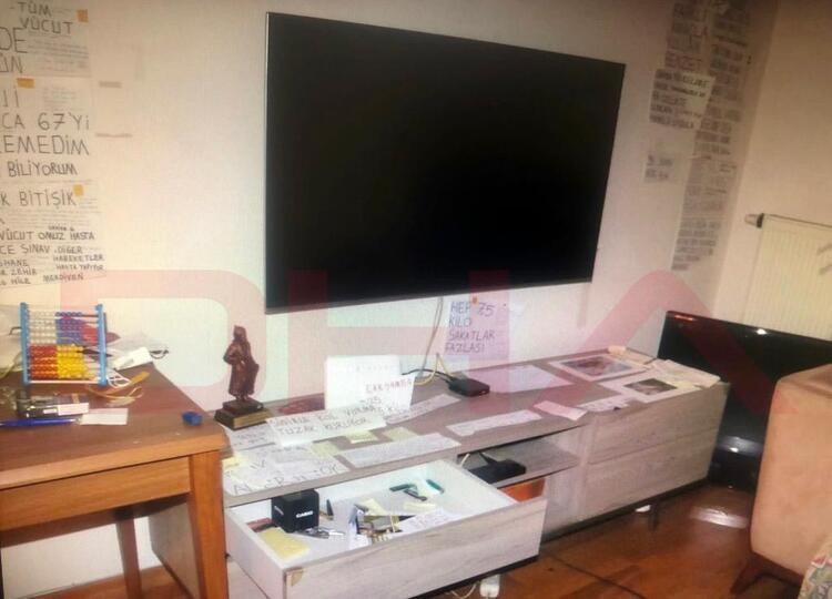 Salonun duvarlarındaki yazılar kan dondurdu. Başak Cengiz'in katili Can Göktuğ Boz'un evinin görüntüleri çekildi - Resim: 7