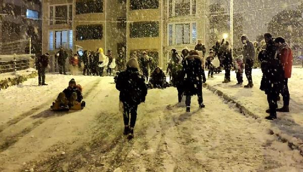 Karabük'te kar sevinci. Eline poşet alan çocuklar tepelere koştu - Resim: 10