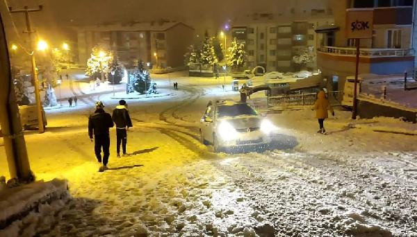 Karabük'te kar sevinci. Eline poşet alan çocuklar tepelere koştu - Resim: 9