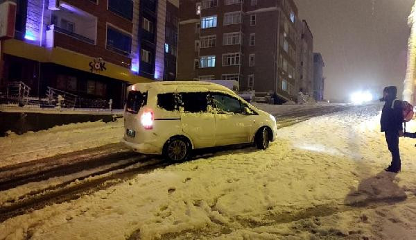 Karabük'te kar sevinci. Eline poşet alan çocuklar tepelere koştu - Resim: 3