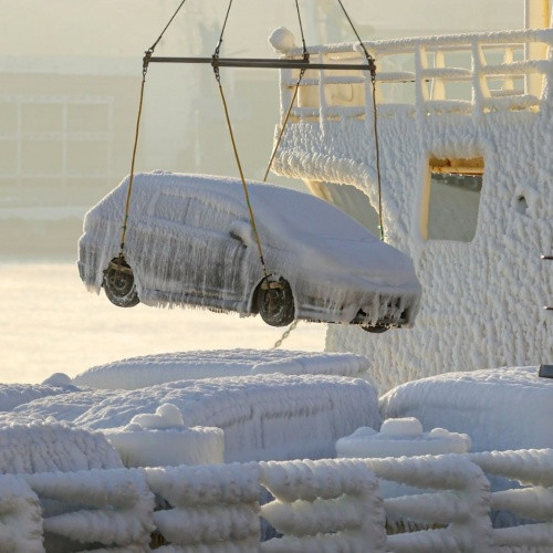 Onlarca otomobil buz tuttu. Vinçlerle tek tek indirildiler - Resim: 8