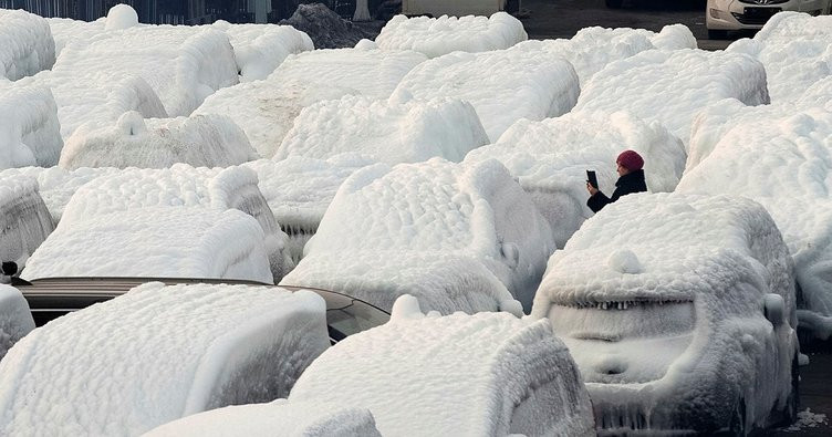 Onlarca otomobil buz tuttu. Vinçlerle tek tek indirildiler - Resim: 3