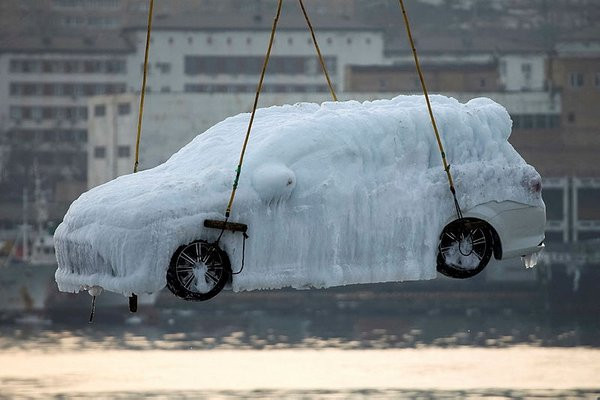 Onlarca otomobil buz tuttu. Vinçlerle tek tek indirildiler - Resim: 2