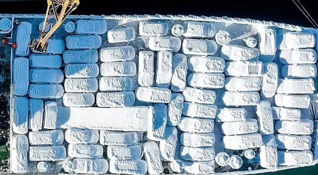 Onlarca otomobil buz tuttu. Vinçlerle tek tek indirildiler - Resim: 1