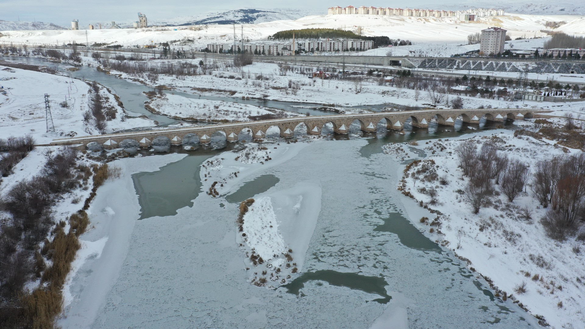 Sivas'ta Kızılırmak ile Serpincik Göleti buz tuttu - Resim: 4