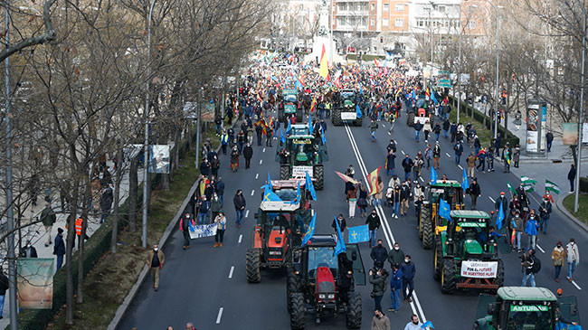 Çiftçiler hükümete isyan etti! Traktörünü, atını alan meydana indi - Resim: 2