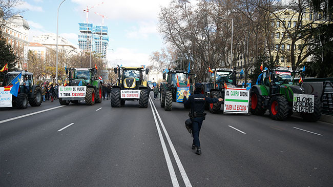 Çiftçiler hükümete isyan etti! Traktörünü, atını alan meydana indi - Resim: 4