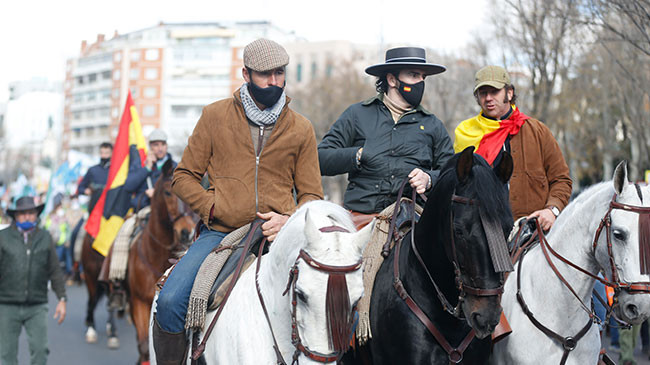 Çiftçiler hükümete isyan etti! Traktörünü, atını alan meydana indi - Resim: 1