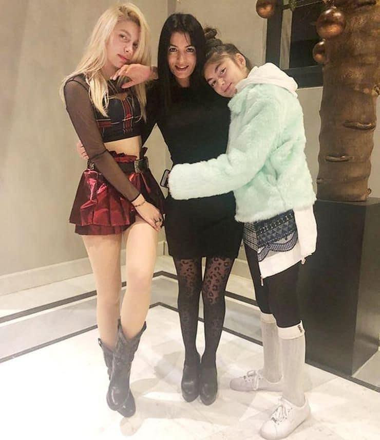 Aleyna Tilki'nin annesi mini etekli pozlarını paylaştı. Sosyal medya karıştı - Resim: 1