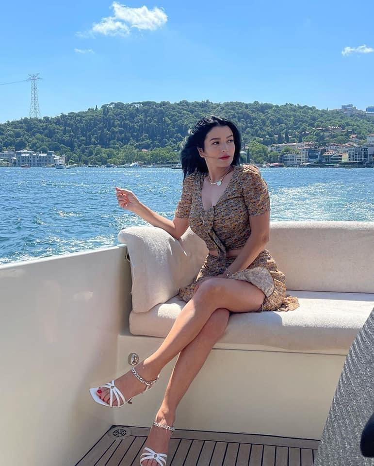 Aleyna Tilki'nin annesi mini etekli pozlarını paylaştı. Sosyal medya karıştı - Resim: 3