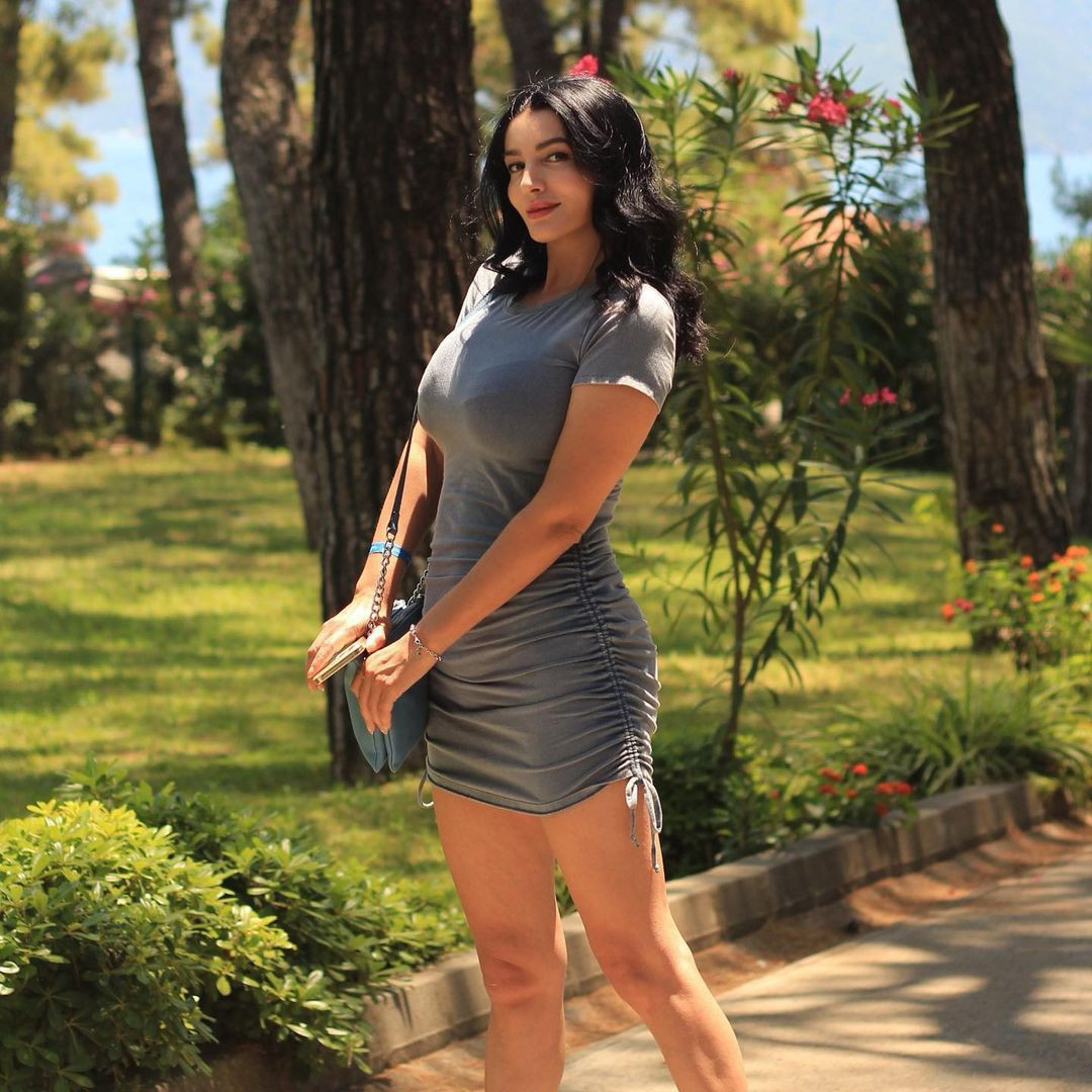 Aleyna Tilki'nin annesi mini etekli pozlarını paylaştı. Sosyal medya karıştı - Resim: 7