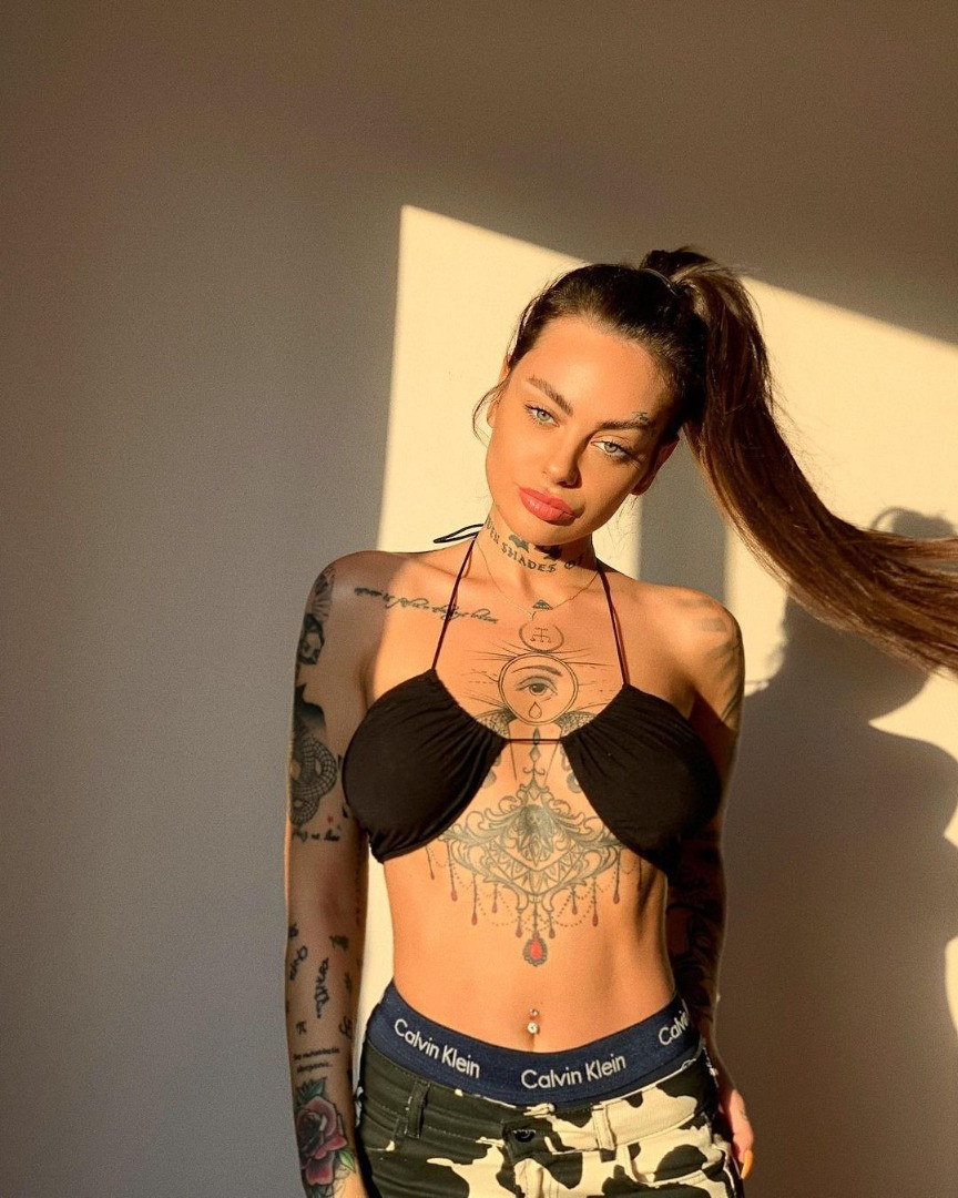 Dövmeleri için göğüs dekolteli giyiniyor! - Resim: 10