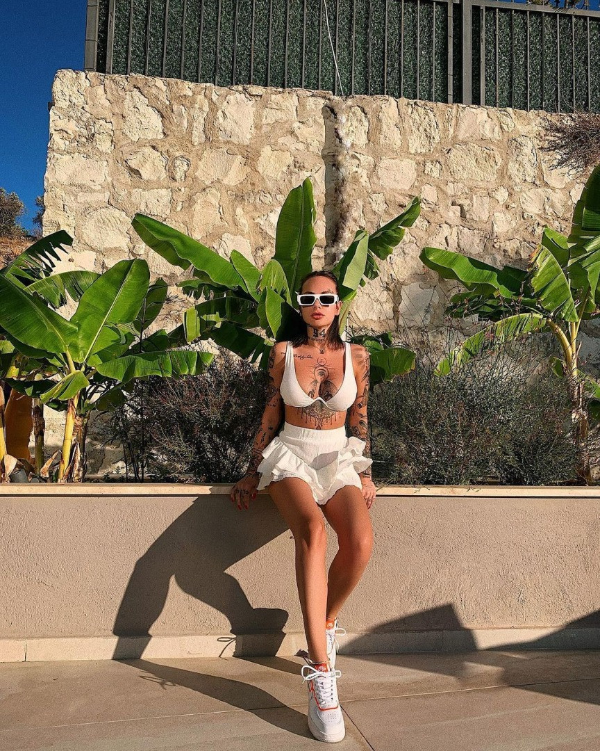 Dövmeleri için göğüs dekolteli giyiniyor! - Resim: 9