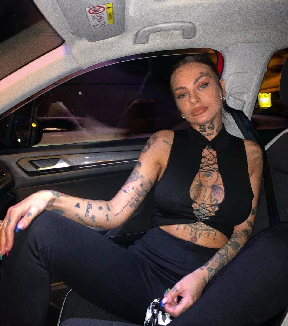 Dövmeleri için göğüs dekolteli giyiniyor! - Resim: 7