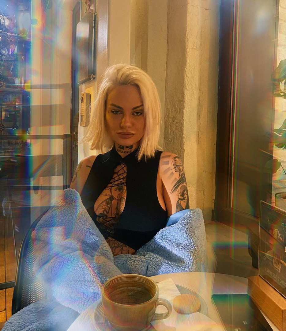 Dövmeleri için göğüs dekolteli giyiniyor! - Resim: 5