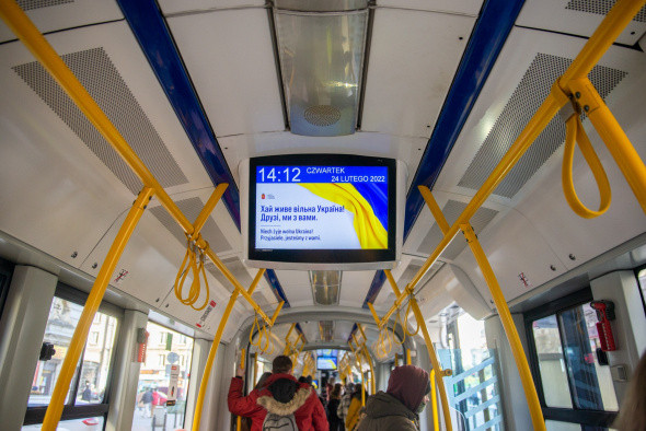 Varşova'da devlet binalarına Ukrayna bayrağının renkleri yansıtıldı - Resim: 8