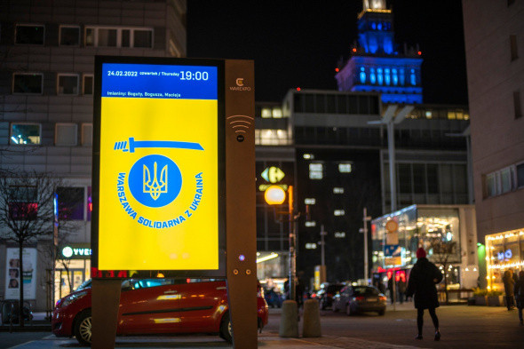 Varşova'da devlet binalarına Ukrayna bayrağının renkleri yansıtıldı - Resim: 7