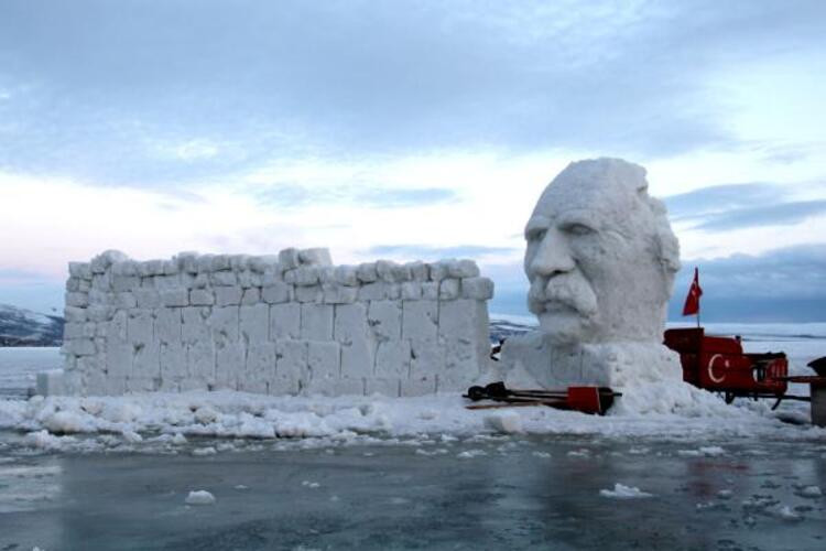 Tuncel Kurtiz'in kardan heykelini yaptılar! - Resim: 8