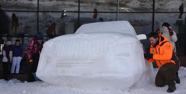 TOGG ve milli muharip uçağın kardan heykelini yaptılar - Resim: 6