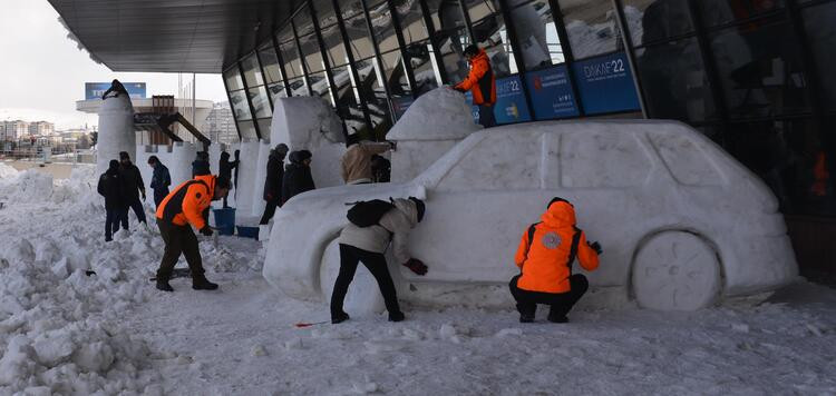 TOGG ve milli muharip uçağın kardan heykelini yaptılar - Resim: 3