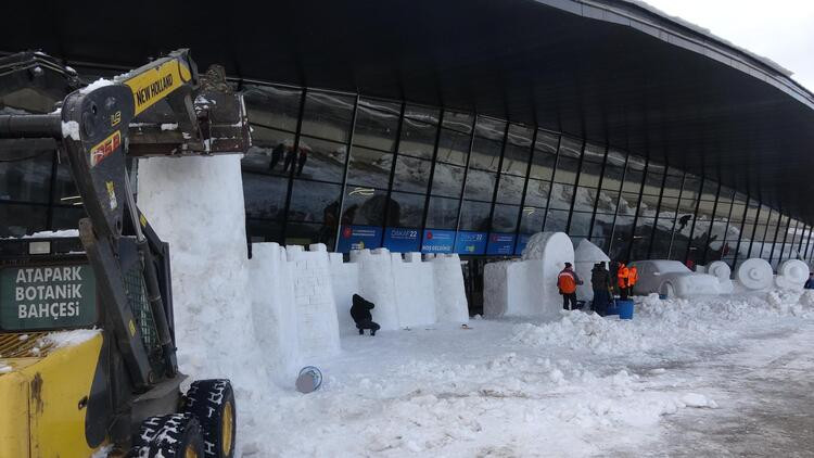 TOGG ve milli muharip uçağın kardan heykelini yaptılar - Resim: 2