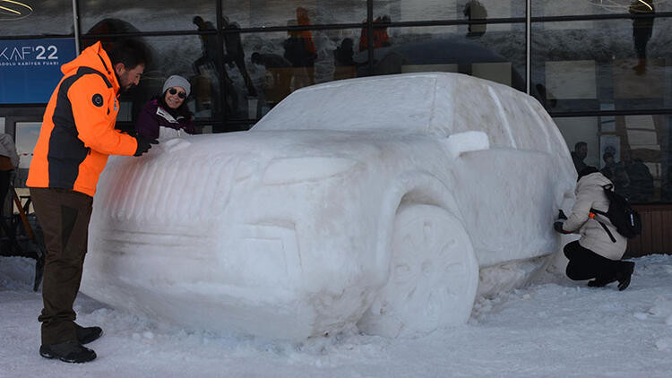 TOGG ve milli muharip uçağın kardan heykelini yaptılar - Resim: 1