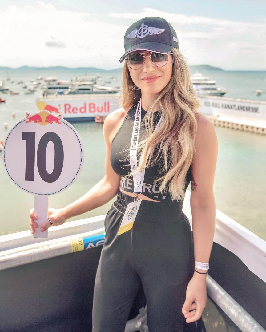 Yağmur Sarıoğlu artık otobüs şoförü - Resim: 17