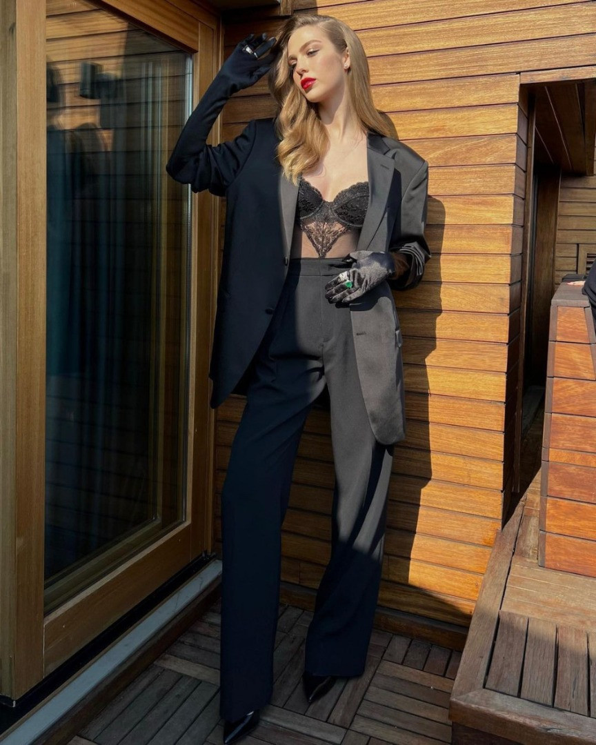 Dantelli göğüs dekoltesi ile takipçilerinin nefesini kesti - Resim: 11