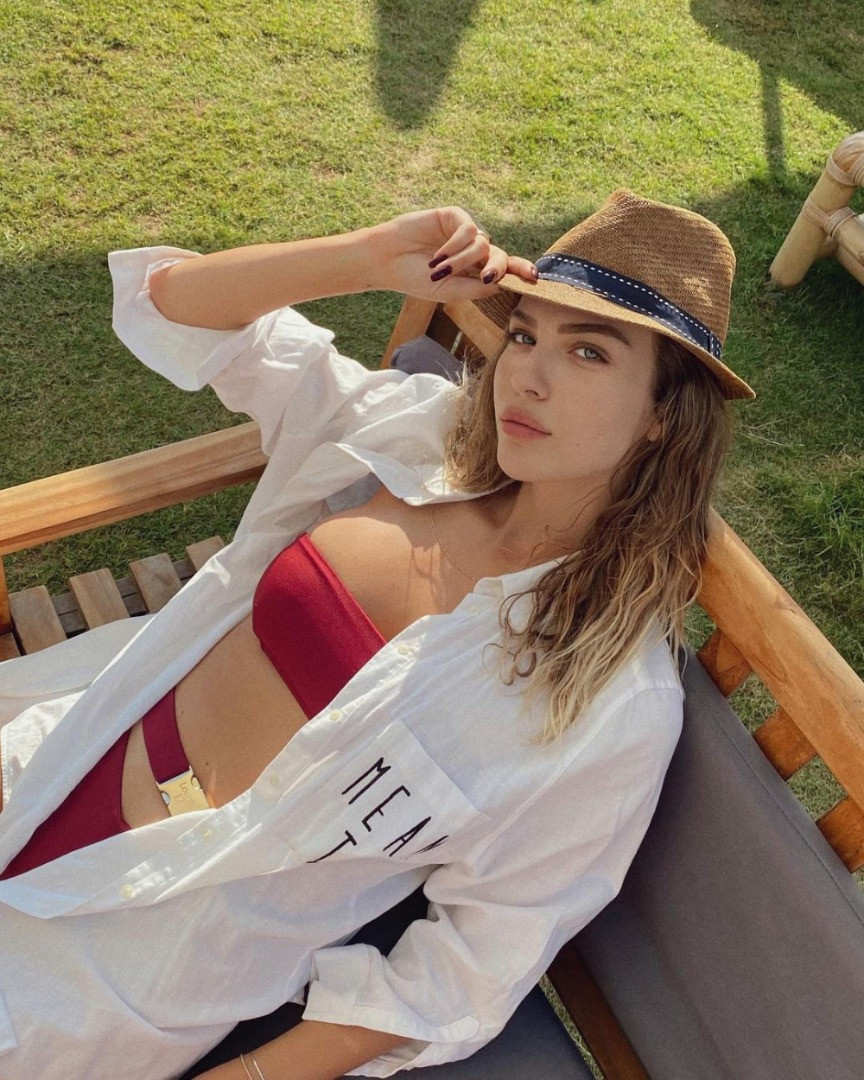 Dantelli göğüs dekoltesi ile takipçilerinin nefesini kesti - Resim: 8