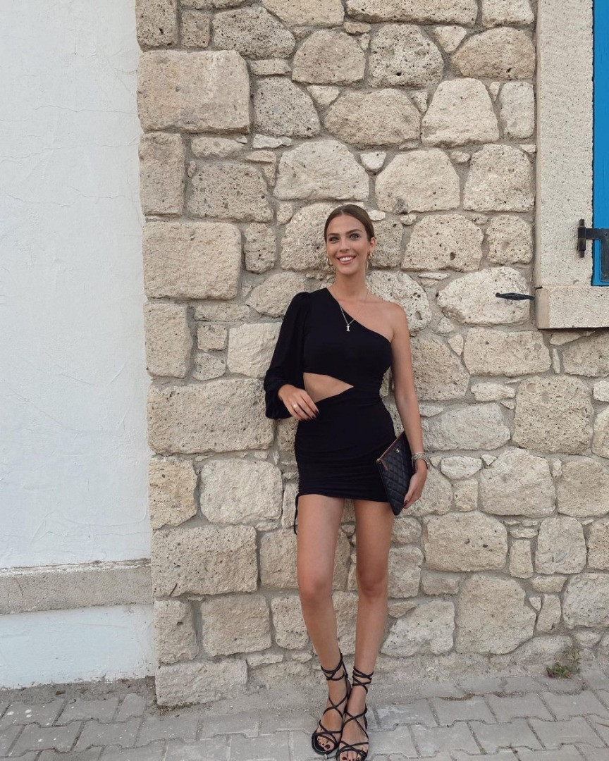 Dantelli göğüs dekoltesi ile takipçilerinin nefesini kesti - Resim: 7