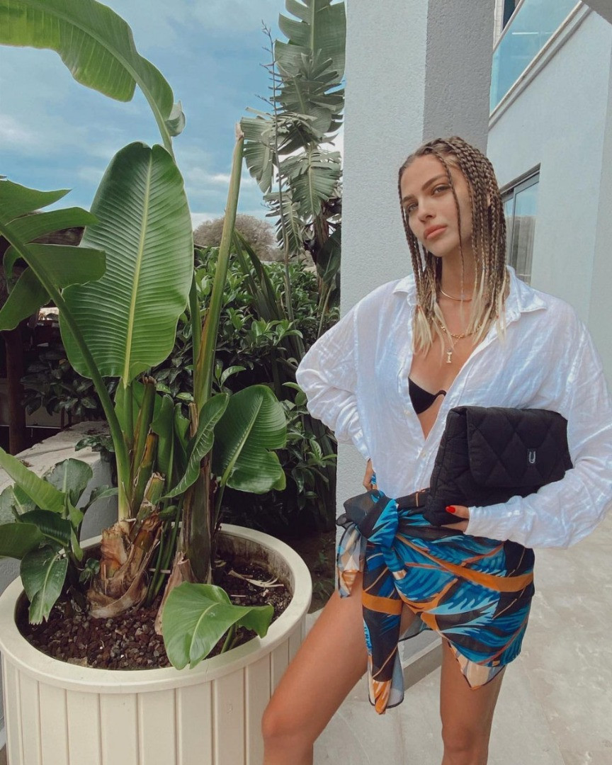 Dantelli göğüs dekoltesi ile takipçilerinin nefesini kesti - Resim: 5