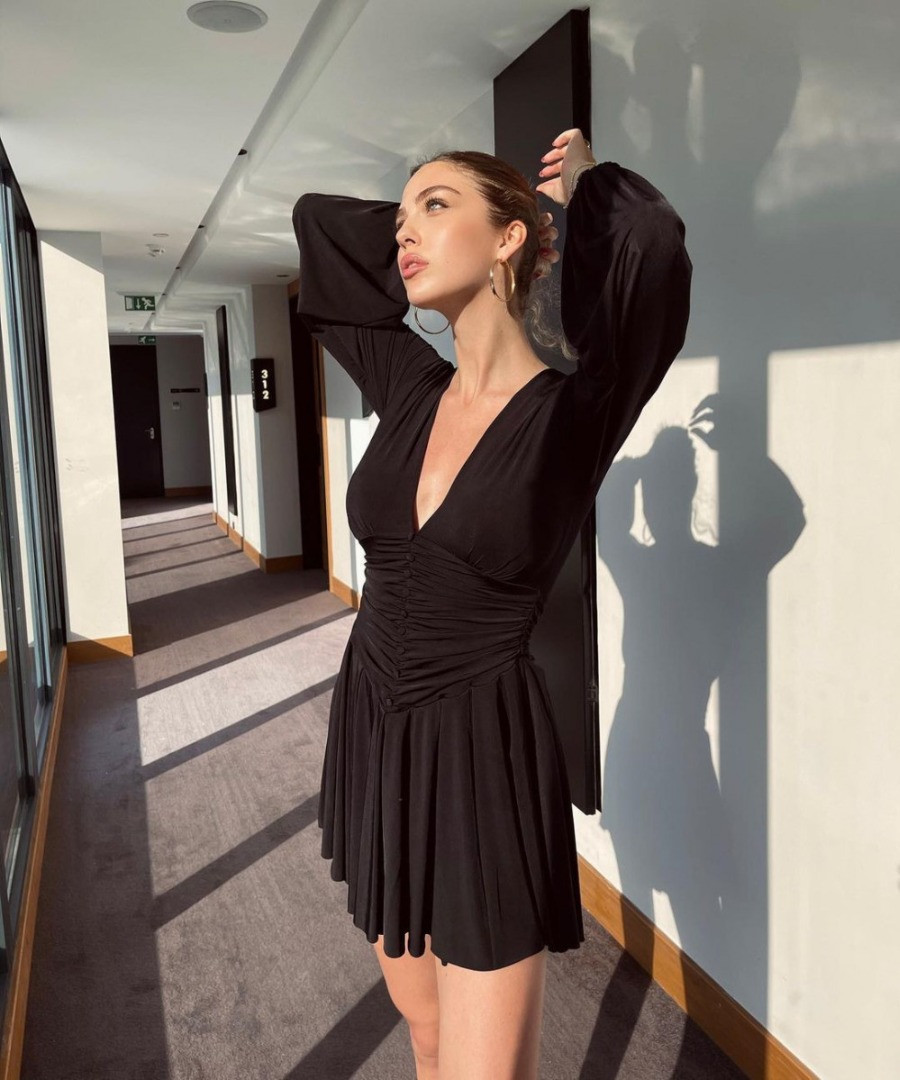 Dantelli göğüs dekoltesi ile takipçilerinin nefesini kesti - Resim: 4