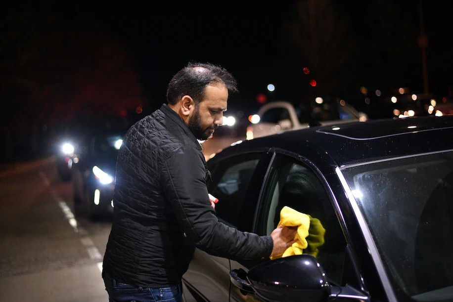 6 milyar dolarlık bir ekonomiyi yönetiyordu şu an 95 dolar için çalışıyor. Eski ekonomi bakanı şimdi UBER şoförü oldu - Resim: 1